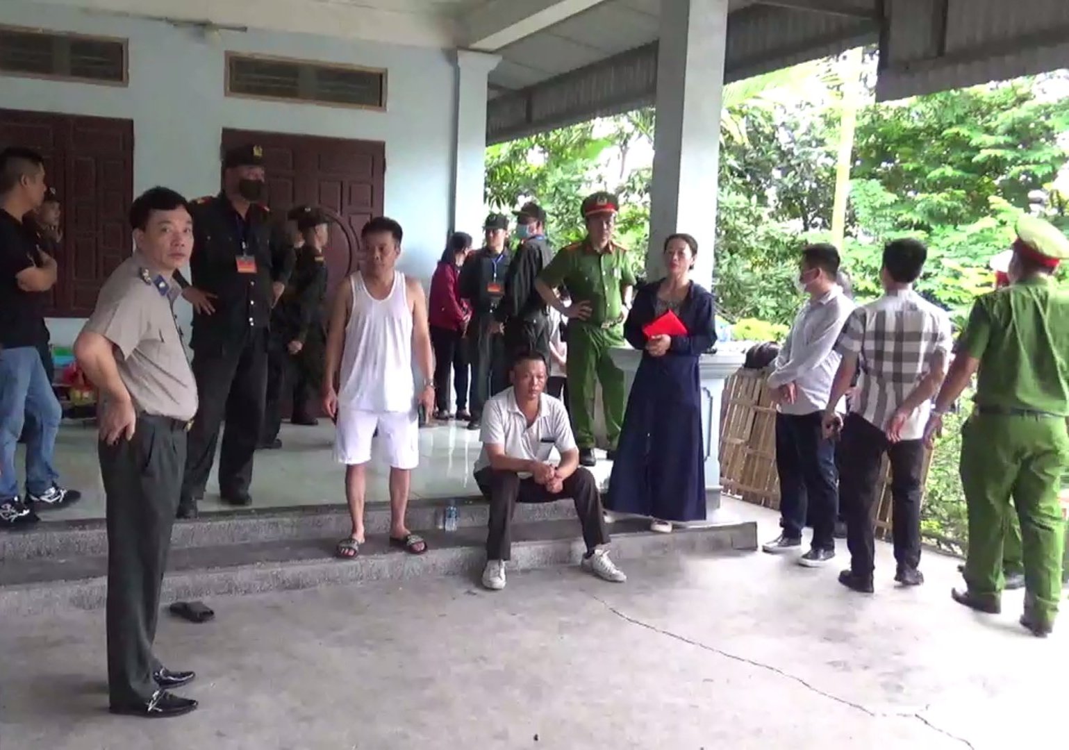 Hoàn thành cưỡng chế thi hành án dân sự đối với bà Lê Thị Yên, thôn Hoàng Lâu, xã Hồng Phong (An Dương)